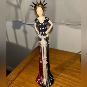 2001 Popular Imports Tassel Doll W/Stand Statue Of Liberty Putting On The Ritz
